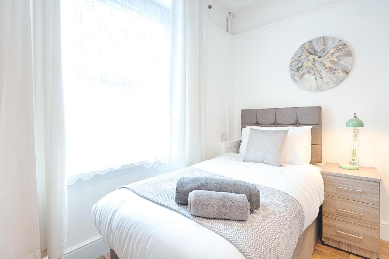Large Green Garden, 4 Bedrooms, Sleeps 8 Swansea Ngoại thất bức ảnh